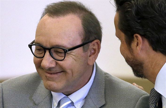Kevin Spacey u soudu naslouchá svému právníkovi.