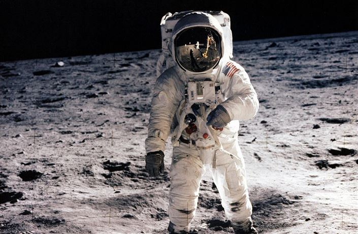 Americký astronaut Edwin Aldrin se prochází po Msíci. Bude mít následovníky?