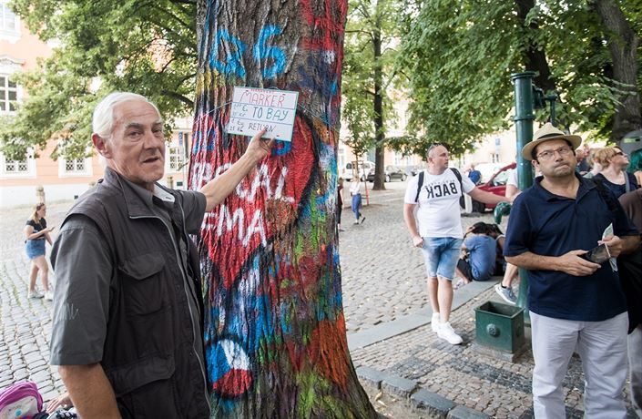 Mu prodává fixy na malování po Lennonov zdi.