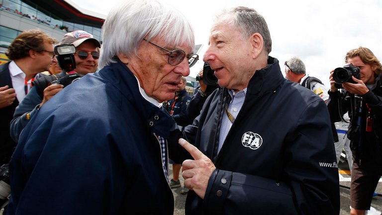 Bernie Ecclestone (vlevo) a Jean Todt p�i vzájemné komunikaci.