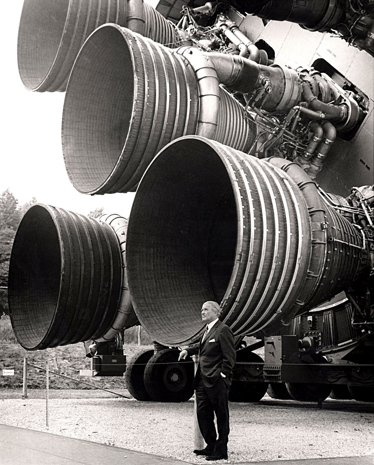 Wernher von Braun u motoru rakety Saturn V.