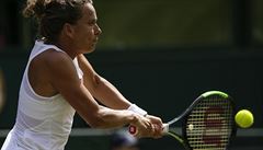Wimbledon - semifinále Strýcová vs. Williamsová: eská tenistka pi backhandu.