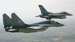 Vepředu stíhačka MiG-29 s americkou stíhačkou F-16 vzadu.