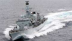 Íránci se nakonec stáhli poté, co je varovala lo britského námonictva HMS...