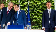 Prezident Milo Zeman (vlevo), francouzský velvyslanec v Praze Roland...