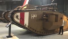 Jako lo�. První tanky se stav�ly stejn�, jako lod�: na kovovou konstrukci se...