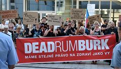Ped krajským úadem v Ústí nad Labem se konala demonstrace na protest proti...