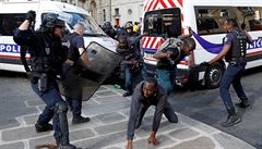 VIDEO:‚Černé vesty‘ chtějí doklady. Před pařížským Pantheónem protestovali migranti