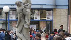 Prodej pam�tní eurobankovky s portrétem Karla Gotta p�i p�íle�itosti jeho 80....