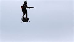 Létající voják na oslavách 14. ervence v Paíi.