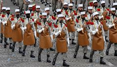 Vojáci cizinecké legie pochodují na Champs-Elysees bhem vojenské pehlídky 14....
