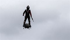 Tradiční vojenskou přehlídku v Paříži doplnil „létající muž“ na futuristickém...