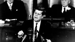 Prezident John F. Kennedy poprvé představil roku 1961 v Kongresu záměr dopravit...