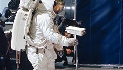 Neil Armstrong při simulačním výcviku.