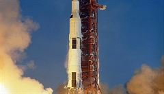 Raketa Saturn V s Apollem 11 odstartovala ze startovacího komplexu Kennedyho...