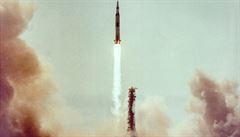 Raketa Saturn V s Apollem 11 definitivně opouští odpalovací věž.
