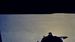 Výhled na povrch Měsíce po přistání.