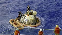 Astronauti přistáli 24. července na hladině Tichého oceánu 380 km jižně od...