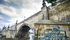 Odstrann graffiti z Karlova mostu mus nejprve schvlit pamtki