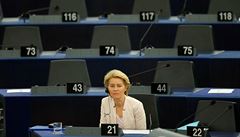 Ursula von der Leyen poslouchá leny europarlamentu, kteí rozhodnou o jejím...