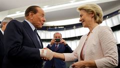 Nynjí europoslanec za Itálii Silvio Berlusconi gratuluje nové éfce EK Ursule...