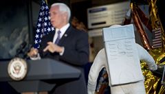 Viceprezident Mike Pence promlouvá ped slavnostním odhalením skafandru Neila...