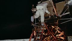 Buzz Aldrin vylézající z modulu.