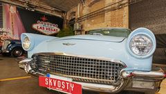 Na fotce je Ford Thunderbird 1957.