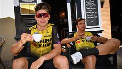 Cyklisté na Tour a jejich velká vášeň- pití kafe.