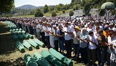 Lidé se modlí u rakví nov identifikovaných obtí ze masakru ve Srebrenici z...