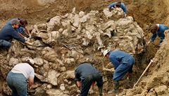 Odkrývání masového hrobu v Srebrenici.