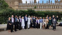panlská delegace ve Vikoriánské zahrad ped britským parlamentem 20. 6. 2019