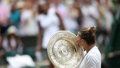 Simona Halepová s trofejí pro vítzku Wimbledonu