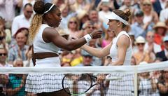 Simona Halepová a Serena Williamsová se objímají po finále Wimbledonu