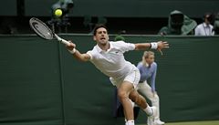 Novak Djokovi se snaí odvrátit tvrdé podání Federera.