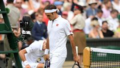 Roger Federer bhem výmny stran.