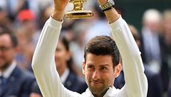 Novak Djokovi s trofejí pro vítze Wimbledonu.