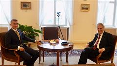 Premiér Andrej Babi (vlevo) a prezident Milo Zeman na jednání.
