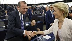 Kandidátka na post éfky Evropské komise Ursula von der Leyenová si podává ruku...