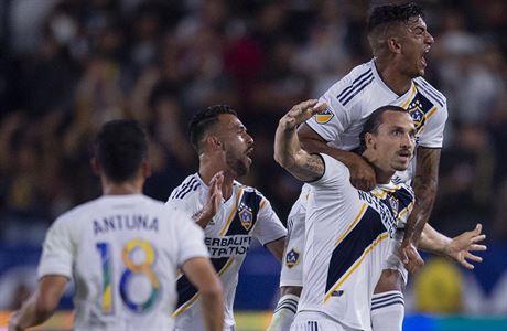 Zlatan Ibrahimovi oslavuje svj hattrick v dresu LA Galaxy.