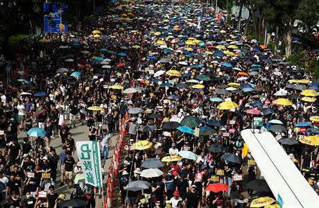 V Hongkongu pokrauj protivldn protesty.