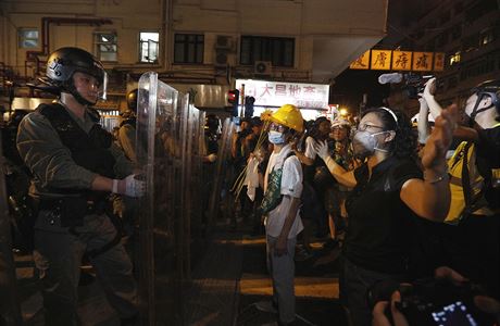 Policie versus demonstranti. Protesty v Honkongu trvaj u sedm tdn.