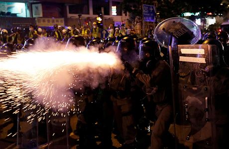 Policie usmruje davy protestujcch lid na demonstraci v Hongkongu.