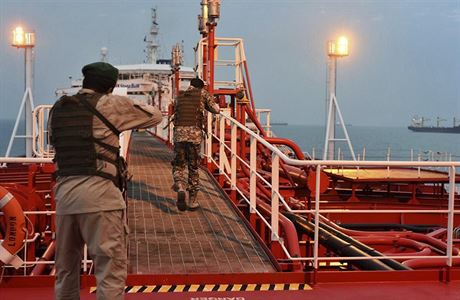 Íránské revoluní gardy na palub tankeru Stena Impero plavícího se pod...