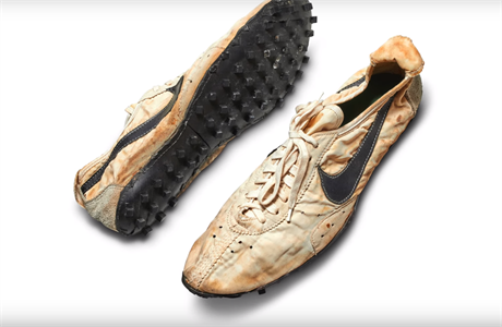 Tenisky Moon Shoe od firmy Nike, kter byly v aukci vydraeny za rekordn...