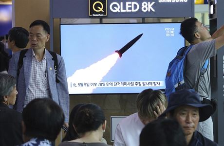 Lidé v televize sledují vyputní severokorejské rakety. Ob dv blíe...