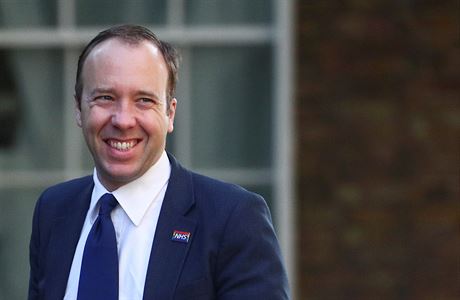 Britský ministr zdravotnictví Matt Hancock je zachycen po odchodu z Downing...