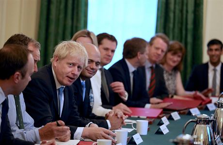 Premiér Boris Johnson poádá první schzi svého kabinetu v Downing Street v...