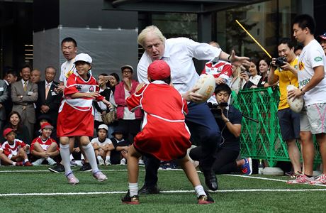 Boris Johnson tsn ped srákou s mladíkem, se kterým hraje rugby.