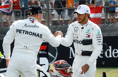 Lewis Hamilton pijímá gratulace od Valtteri Bottase k vítzství v kvalifikaci.